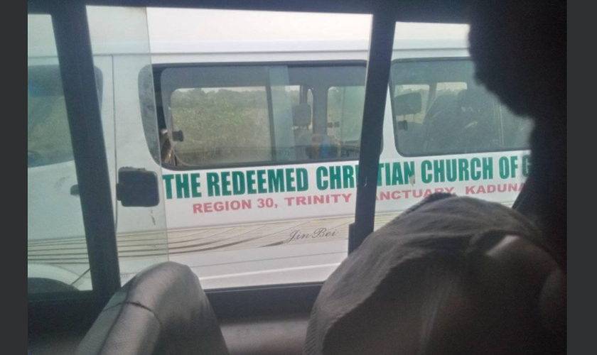 Micro-ônibus da igreja onde oito cristãos estavam viajando para evangelizar. (Foto: Reprodução / Eje Kenny Faraday)