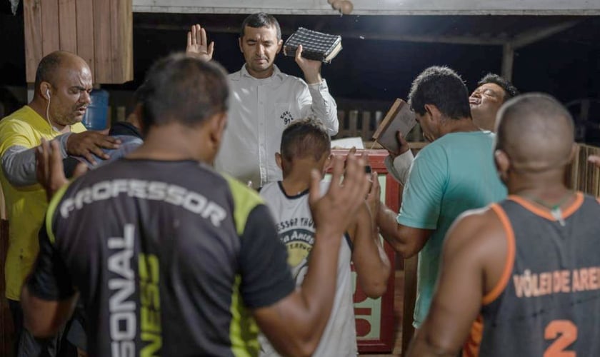 O pastor Conrrado Sena, líder da Equipe 91, lidera um culto no Acre. (Foto: Avener Prado/El País)