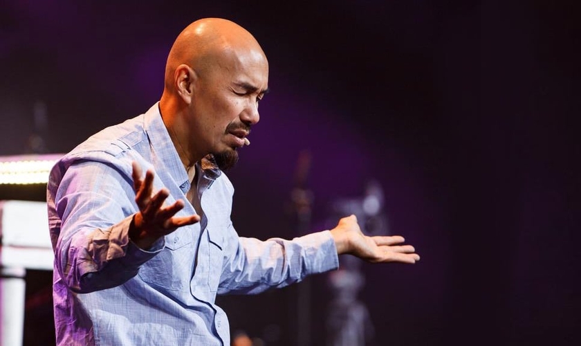 Evangelista Francis Chan em momento de oração. (Foto: Shelley Paulson Photography)