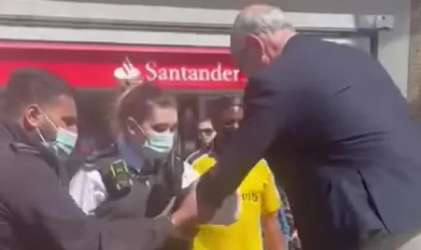 John Sherwood sendo preso em frente à estação de metrô, em Londres. (Foto: Pooyan Mehrshahi / Facebook)