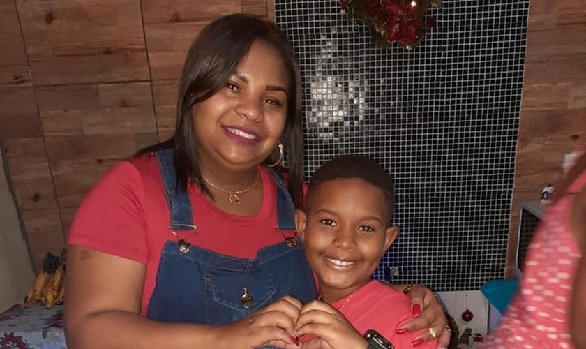 O menino Kaio Guilherme, de 8 anos, foi morto por uma bala perdida durante festa infantil. (Foto: Reprodução).