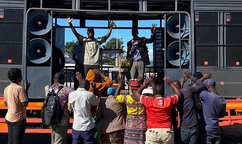 Evangelismo de rua reúne pessoas que se despertam para a Palavra de Deus. (Foto: Reprodução / UGCN)