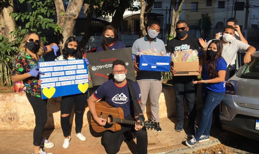 Na ação, voluntários distribuem kits, fazem serenata e oram com pacientes e profissionais de saúde. (Foto: Caiala Brenda)