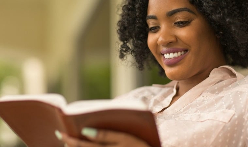 Segunda pesquisa da Sociedade Bíblica Americana, a leitura bíblica reduz depressão e ansiedade. (Foto: Getty Images).