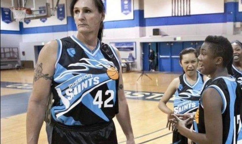 Gabrielle Ludwig, ex-veterano da Marinha Americana, ex-jogador de basquete masculino, voltou ao esporte ocupando vaga num time feminino após fazer cirurgia para mudança de sexo, aos 50 anos. (Foto: Reprodução)