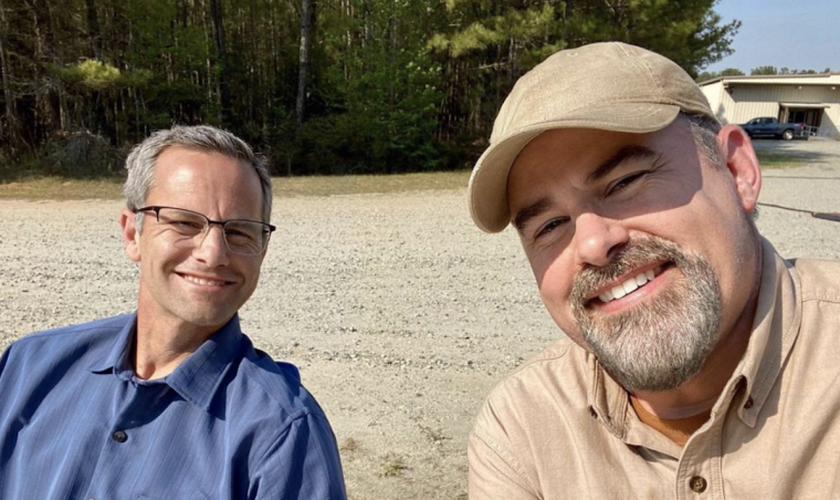 Kirk Cameron e Alex Kendrick no set de seu novo filme. Foto: Reprodução/Instagram). 