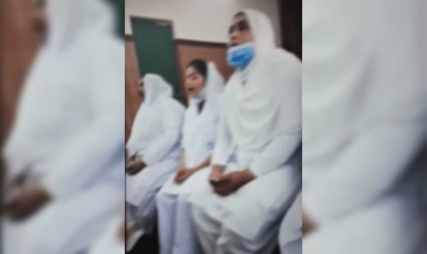 Manifestantes alegaram falsamente blasfêmia e entoaram slogans muçulmanos no auditório do hospital em Lahore. (Foto: Reprodução).