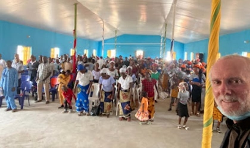 O pastor William Devlin com fiéis na reaberta Igreja Metodista Agatu, em 4 de abril de 2021. (Foto: William Devlin).