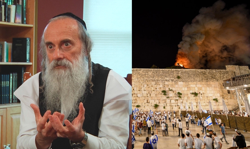 Rabino Lazer Brody e judeus diante do Muro das Lamentações enquanto a mesquita de al-Aqsa está em chamas. (Foto: Reprodução/Mendy Hechtman/Flash90)