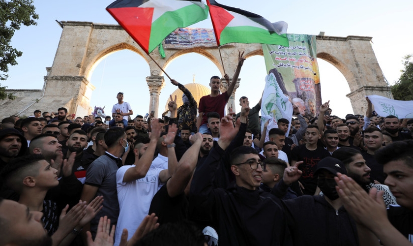 Milhares de palestinos se agrupam no Monte do Templo e exaltam terroristas do Hamas