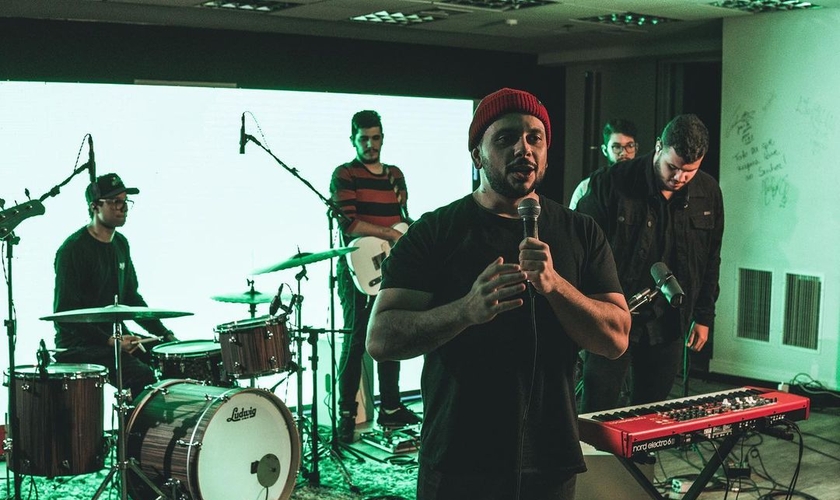 Live transmitida pelo Louvor da Madrugada, que começou na rede social Club House. (Foto: Instagram/Leandro Venancio)