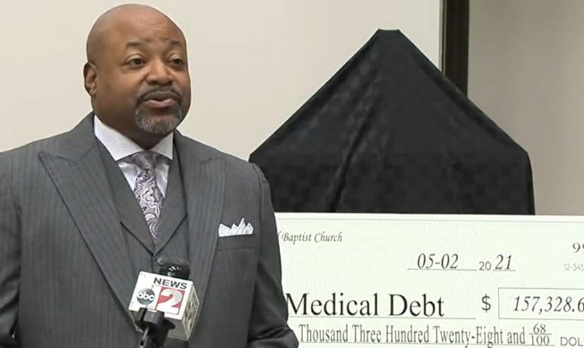 Pastor Rabon Turner em entrevista ao ABC12 News sobre a arrecadação de dinheiro. (Foto: Reprodução/ABC12 News)
