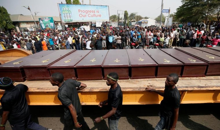 Homens marcham ao longo do caminhão carregando os caixões das pessoas mortas pelos pastores Fulani, em Makurdi, Nigéria, 11 de janeiro de 2018. (Foto: Reuters/Afolabi Sotunde).