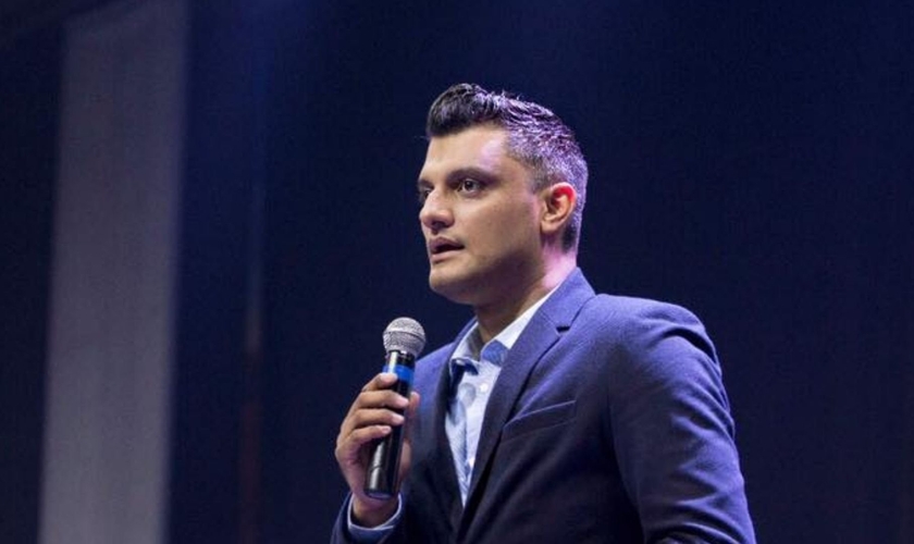 Pastor e escritor Tiago Brunet tem ajudado pessoas a encontrar seu propósito através de suas pregações (Foto: Reprodução/ Facebook)