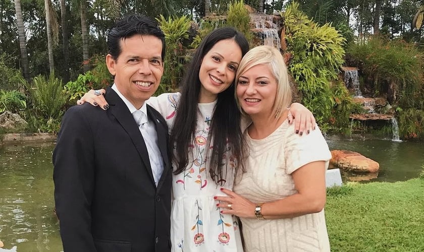 A cantora Marcela Taís pede oração pelos pais internados com Covid-19. (Foto: Reprodução/ Instagram Marcela Taís).