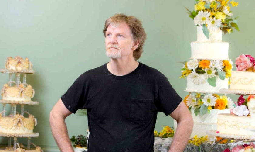 Jack Phillips diante de uma exibição de seus bolos de casamento, no Masterpiece Cakeshop, 2016. (Foto: Matthew Staver/The Washington Post)