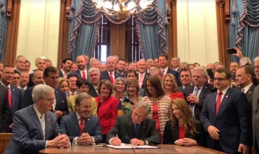 O governador do Texas, Greg Abbott, assinando o projeto de lei 8 do Senado. (Foto: Reprodução/Facebook)