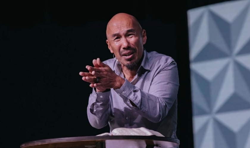Francis Chan em evento Q Commons, transmitido internacionalmente em outubro de 2019. (Foto: Q Ideas/Parker Young)