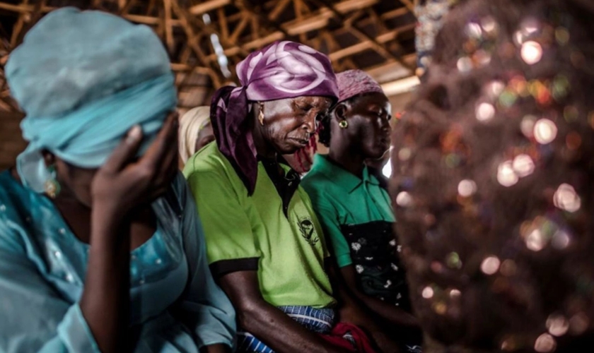 Cristãs oram durante culto, na Igreja Ecwa, Kajuru, estado de Kaduna, Nigéria, 2019. (Foto: Luis Tato/AFP/Getty Images)