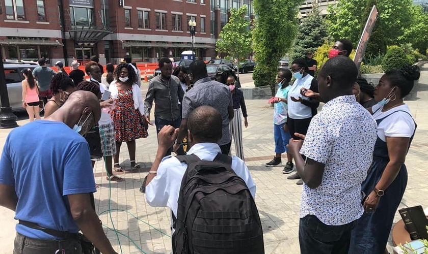 Pessoas entregam suas vidas a Jesus durante evangelismo nas ruas de Boston, nos EUA. (Foto: Reprodução / UGCN)