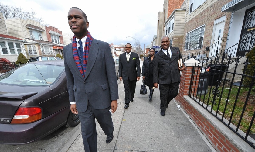  Os ministros estão na linha de frente da batalha espiritual contra a violência em NY. (Foto: NY Daily News).