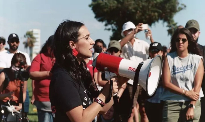 A fundadora do movimento “Para os Mártires”, Gia Chacón, participa da primeira Marcha pelos Mártires em 5 de setembro de 2020, em Long Beach, Califórnia. (Foto: Divulgação/ Para os Mártires)