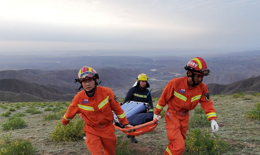 Equipe de resgate no local onde maratonistas morreram na China, em 22 de maio de 2021. (Foto: Cnsphoto via Reuters).