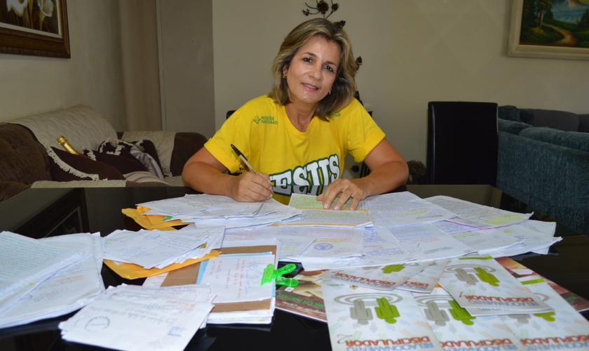 Marcia Mendes é coordenadora do Grão de Mostarda, que envia cartas a presídios. (Foto: Missões Nacionais)