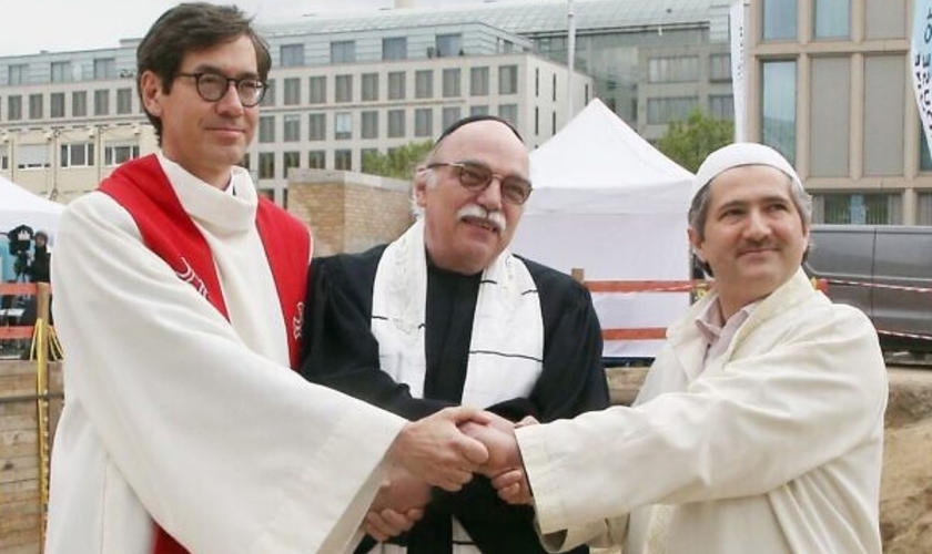 Da esquerda para a direita, o pastor Gregor Hohberg, o rabino Andreas Nachama e o Imam Kadir Sanci, na cerimônia de inauguração do edifício ecumênico 'House Of One', em 27 de maio de 2021. (Foto: Wolfgang Kumm/DPA/AFP)