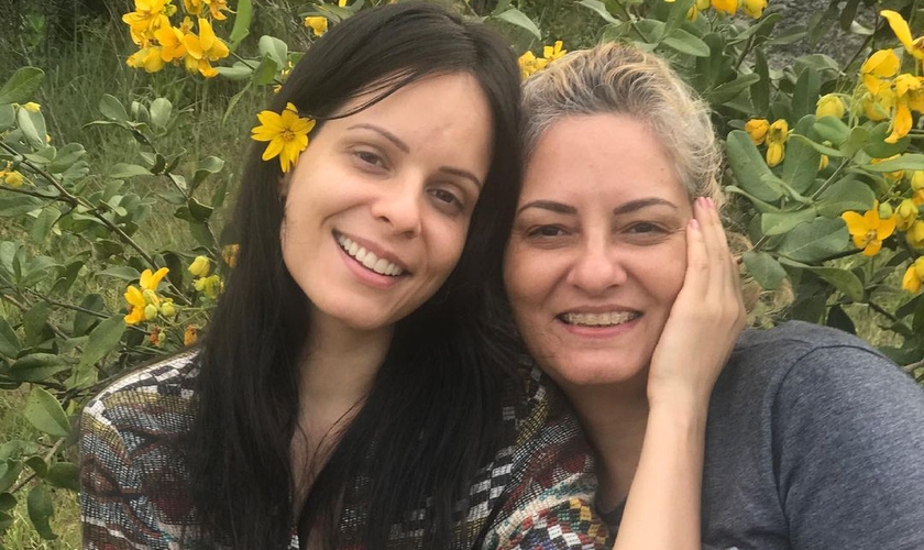 Marcela Taís ao lado de sua mãe, Sidnéia Munhoz. (Foto: Marcela Taís/Instagram)