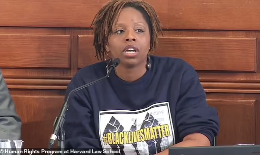 Patrisse Cullors durante painel de discussão da Escola de Direito de Harvard. (Foto: Daily Mail)