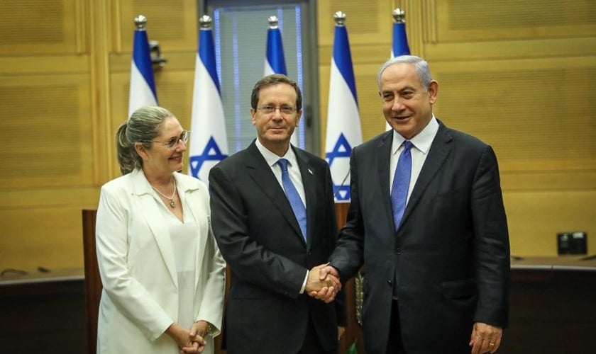 O presidente eleito, Isaac Herzog, e sua esposa Michal, com o primeiro-ministro Benjamin Netanyahu. (Foto: Noam Moskovitz/Knesset)