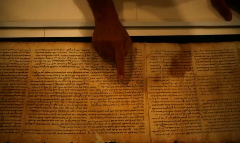 Adolfo Roitman, curador dos Manuscritos do Mar Morto, aponta para o Manuscrito de Isaías original, um dos Manuscritos do Mar Morto. (Foto: Baz Ratner / Reuters)