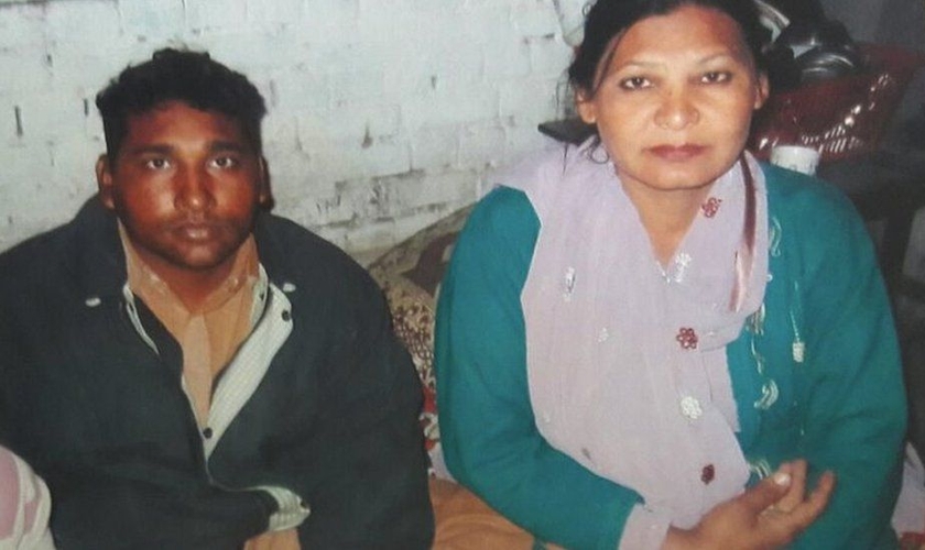 Shafqat Emmanuel e Shagufta Kausar foram acusados de enviar textos blasfemos a um clérigo islâmico. (Foto:Family Handout).