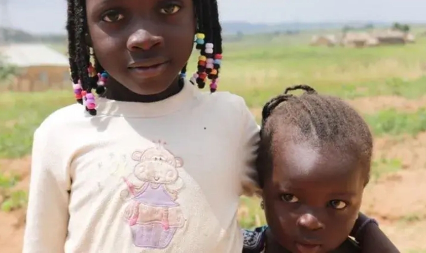 Esther e Joy perderam o pai e a irmã caçula e agora vivem pelo esforço e fé da mãe. (Foto: Portas Abertas)