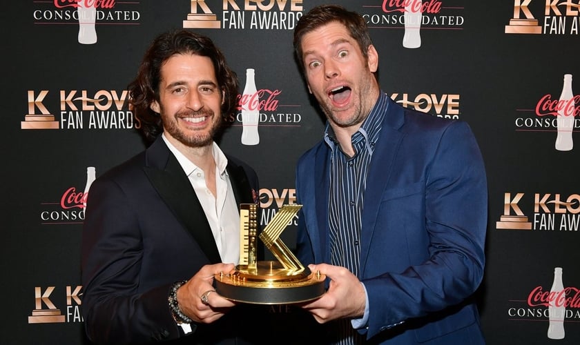 O diretor Dallas Jenkins e o ator Jonathan Roumie de “The Chosen” na cerimônia de premiação do K-Love Fan Awards. (Foto: Jason Davis/Getty Images).