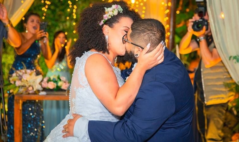 Depois de dois anos de namoro, Victor e Kathleen deram o primeiro beijo no altar. (Foto: Arquivo pessoal).