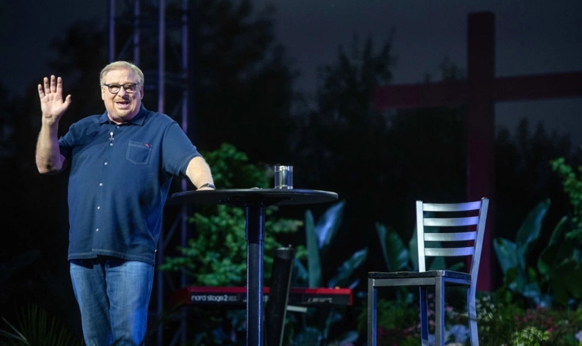Pastor Rick Warren fala durante um culto de Páscoa ao ar livre, na Igreja Saddleback, em 1º de abril de 2021. (Foto: Jeff Antenore)