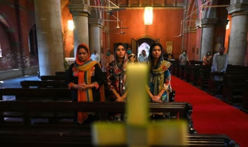 No Paquistão, mulheres cristãs são duplamente vulneráveis à perseguição, podendo ser raptadas e abusadas. (Foto: ARIF ALI / AFP via Getty Images).