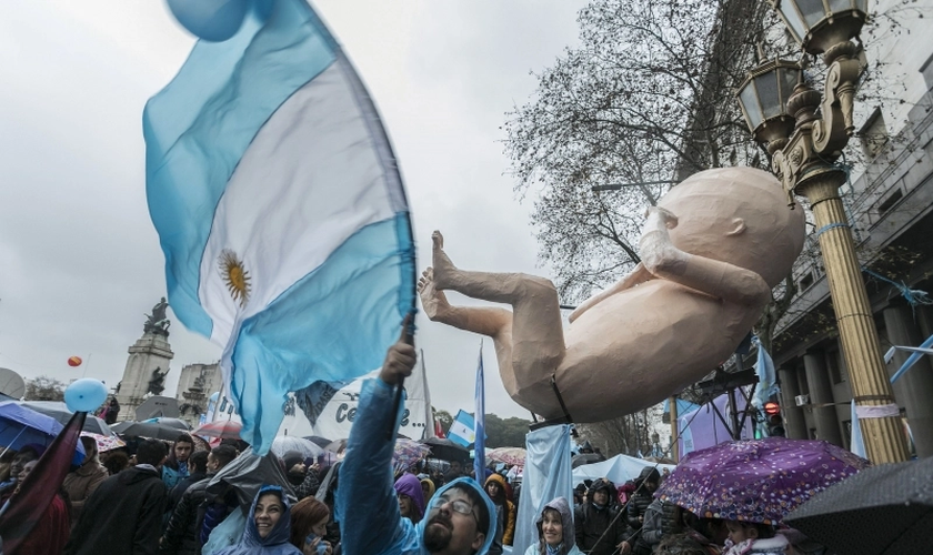 Manifestantes antiaborto fazem protesto em frente ao Congresso Nacional da Argentina, em Buenos Aires, em 2020. (Foto: Alberto Raggio/AFP/JC).