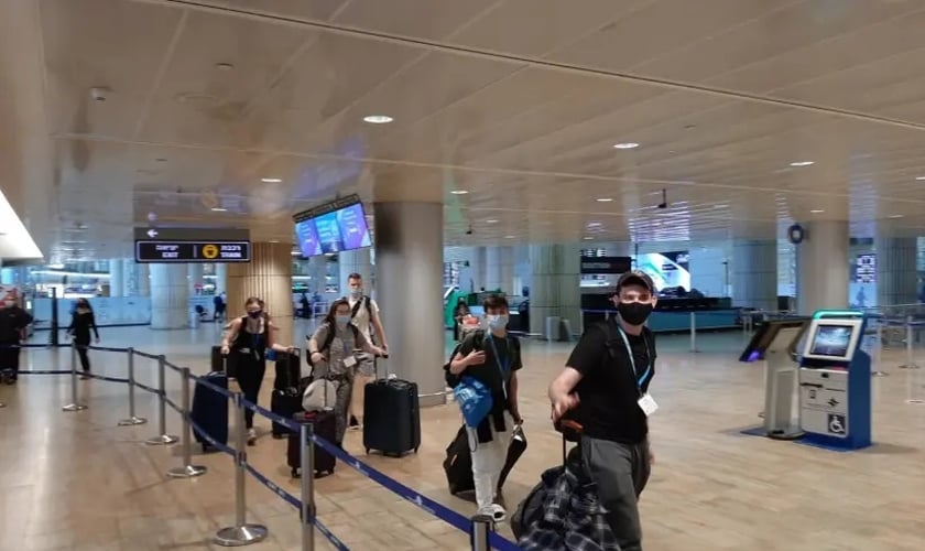 Viajantes no Aeroporto Ben-Gurion. (foto: Reprodução / Birthright Israel)