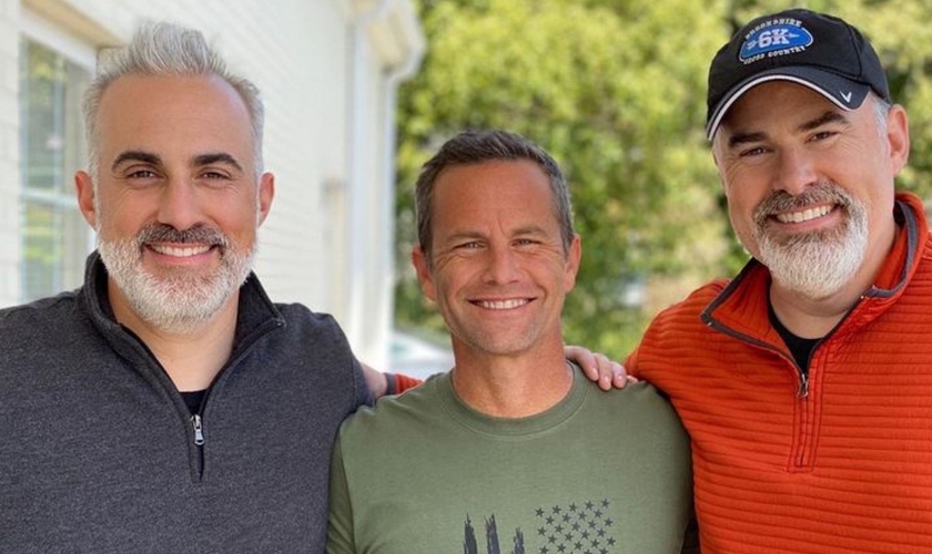 O ator Kirk Cameron entre os irmãos cineastas Alex e Stephen Kendrick. (Foto: Reprodução/Instagram Alex Kendrick)