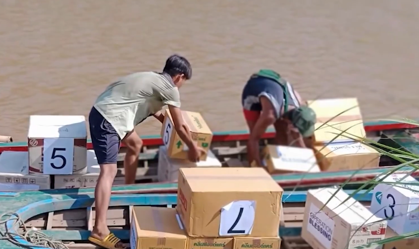 Uma equipe da Operation Blessing atravessou a fronteira entre a Tailândia e o Mianmar numa arriscada missão para ajudar um acampamento de refugiados. (Foto: Reprodução/CBN News). 