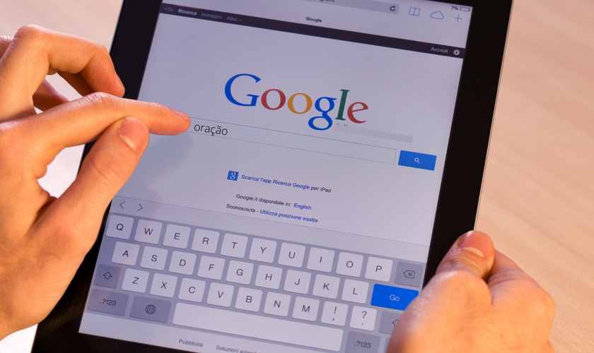 Plataforma de buscas registrou aumento pelo termo “oração”. (Foto: Reprodução / Canva)