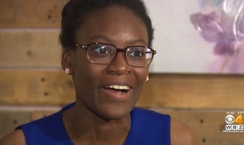 Verda Tetteh, de 17 anos, acredita que o auxílio seria melhor aproveitado por estudantes mais necessitados. (Foto: Reprodução/WBZ News).