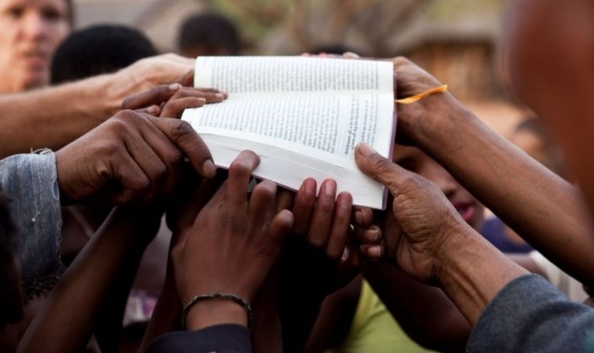 Em nosso tempo, aproximadamente 6,8 bilhões de pessoas já tiveram acesso à Bíblia, em todo o mundo. (Foto: Wycliffe Bible Translators)