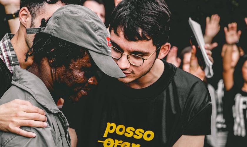 O Movimento Inconformados Rua evangeliza moradores de rua e doa cobertores e refeições toda a semana em Canoas (RS). (Foto: Inconformados Moviment).