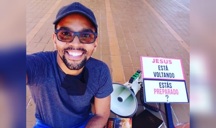 Wanderson Campos evangeliza com um megafone e uma placa “Jesus está voltando” nas ruas de Cuiabá (MT). (Foto: Arquivo pessoal).