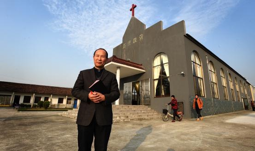 Chang Wong se surpreendeu ao encontrar sua pequena congregação transformada numa grande igreja, após 18 anos. (Foto: Bible Society).