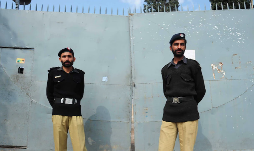 Policiais montam guarda do lado de fora de um presídio em Rawalpindi, no Paquistão. (Foto: AFP/Farooq Naeem)